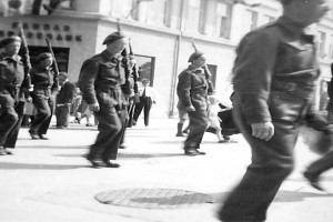 Bilde av 17. mai 1945 - Milorg marsjerer i gatene